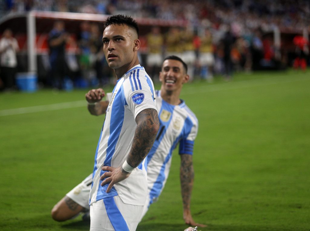 Lautaro Martínez celebrando un gol para Argentina.