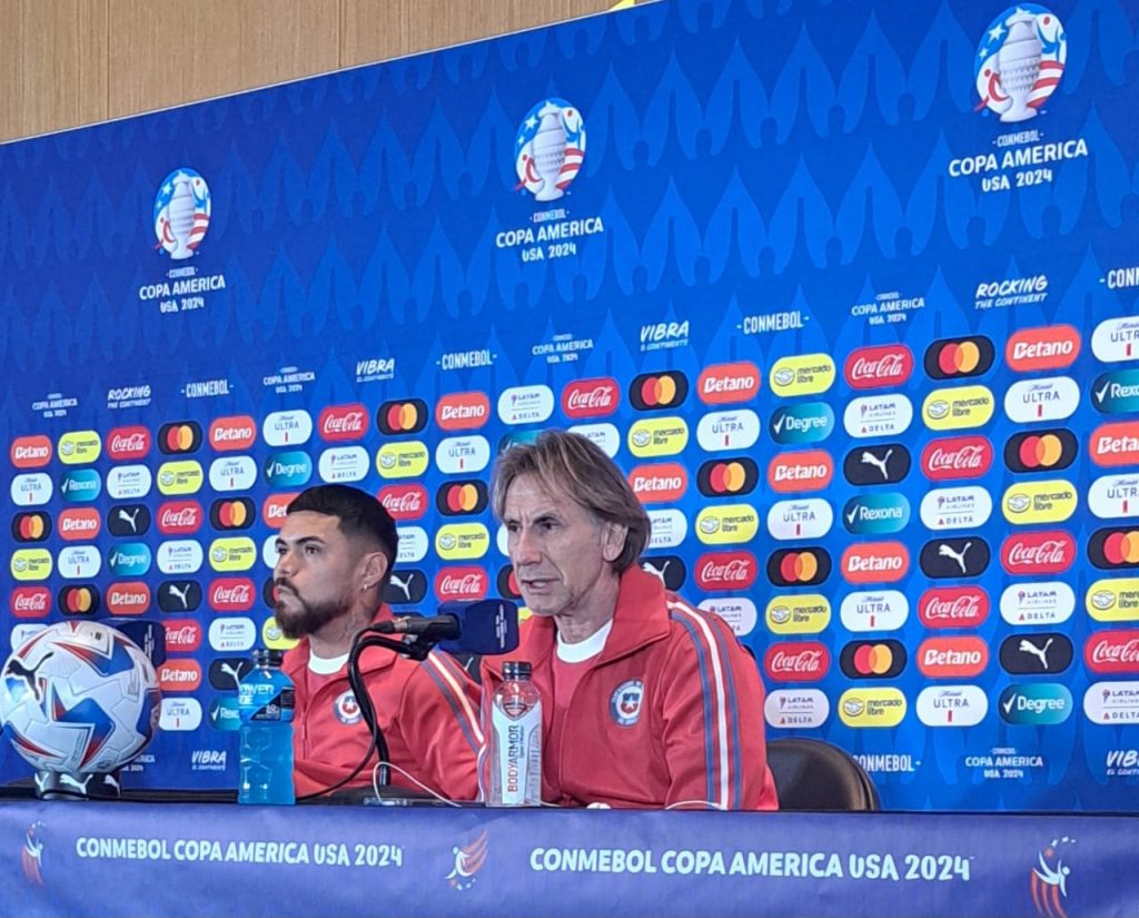 Ricardo Gareca, junto a Paulo Díaz.