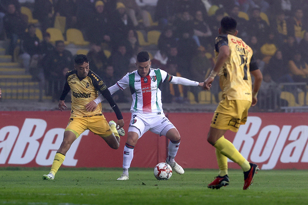 Coquimbo Unido y Palestino yendo a disputar el balón.