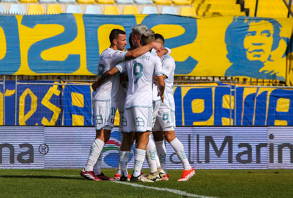 Futbolistas de los azules festejando con todo un gol ante los oro y cielo.
