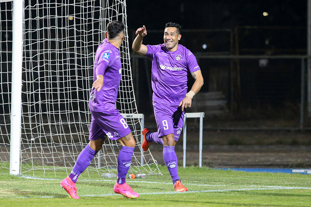 Diego Cuellar celebrando para San Antonio Unido.