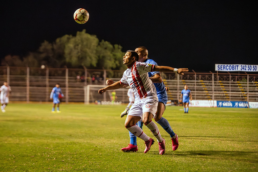 Futbolistas de San Marcos de Arica y Unión San Felipe luchando el balón.