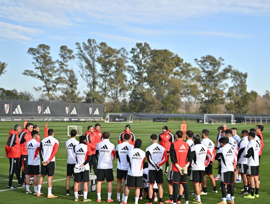 Plantel de River Plate entrenando bajo las órdenes de Martín Demichelis