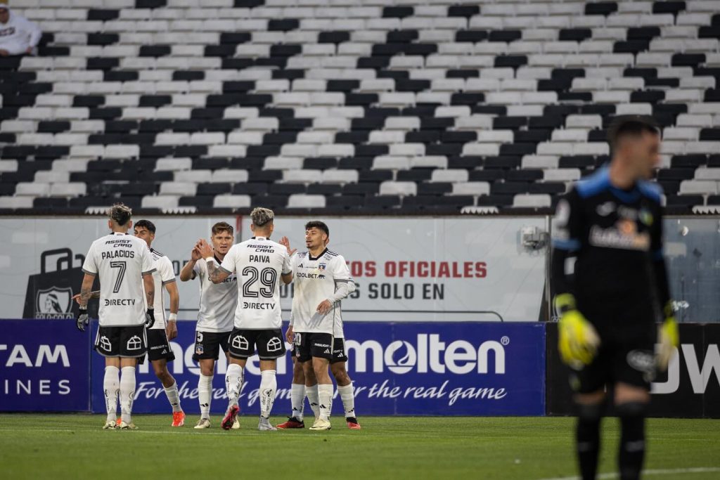 Futbolistas de Colo - Colo Colo celebrando un gol ante O'Higgins.