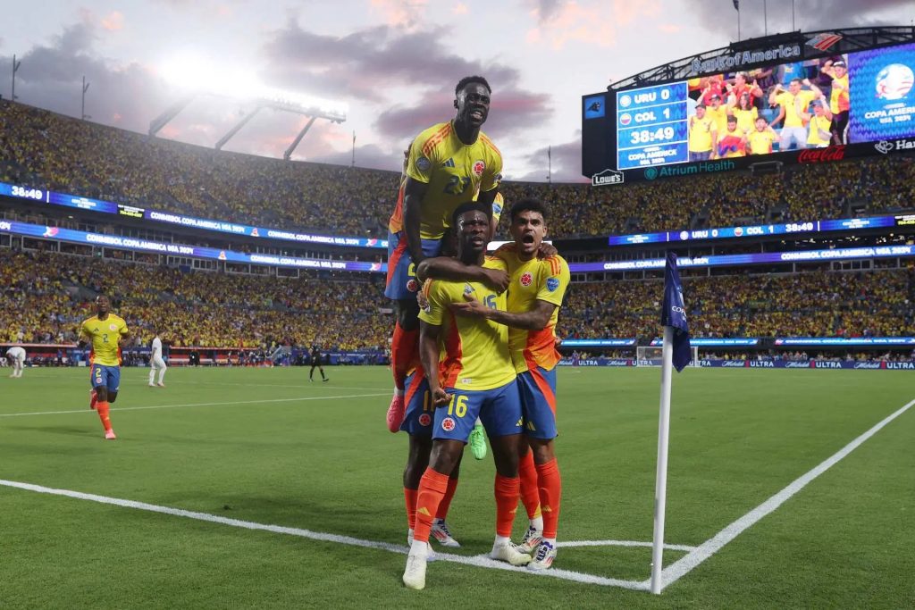 Futbolistas de Colombia celebrando el único gol ante Uruguay-