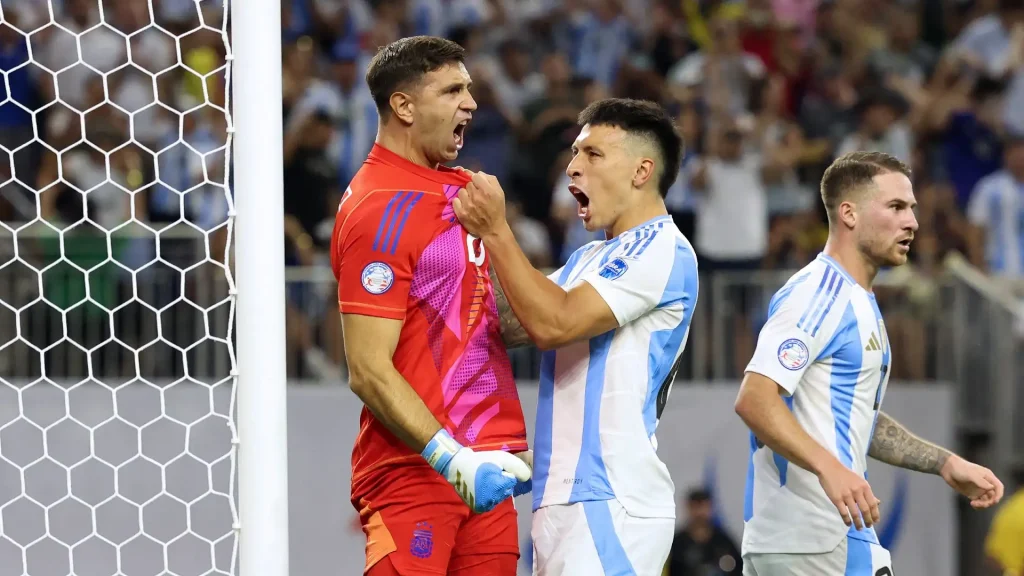 Emiliano Martínez tapando un penal a favor de Argentina frente a Ecuador.