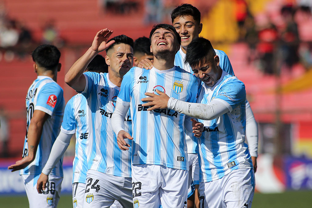 Futbolistas de Magallanes celebrando un gol ante Unión Española.