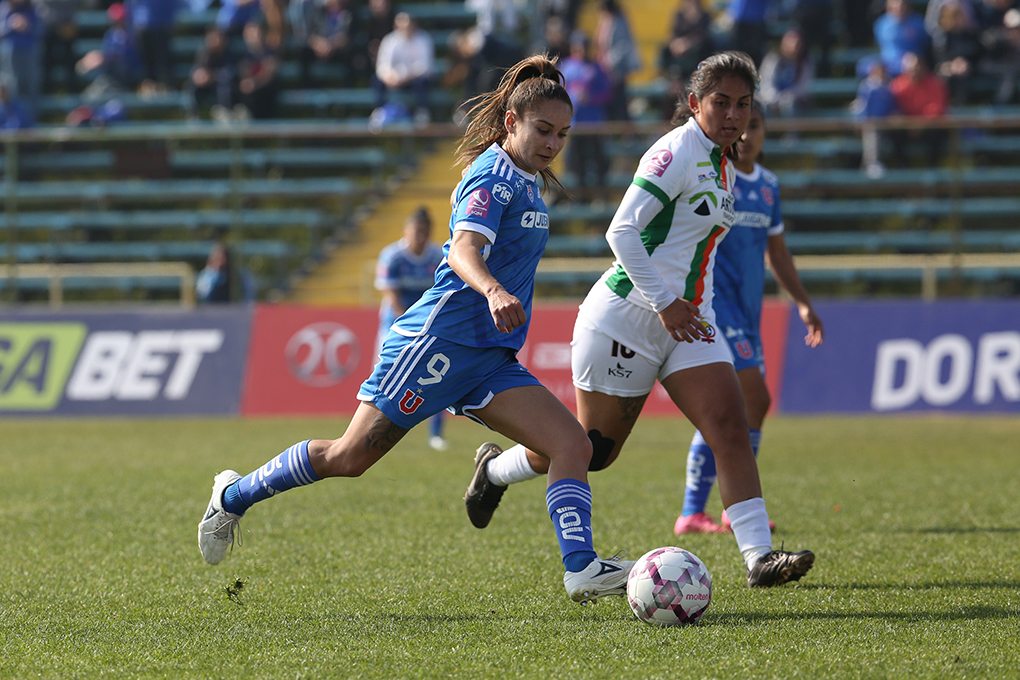 Jugadoras de Universidad de Chile y Palestino disputando la fecha 17 del Campeonato Femenino.