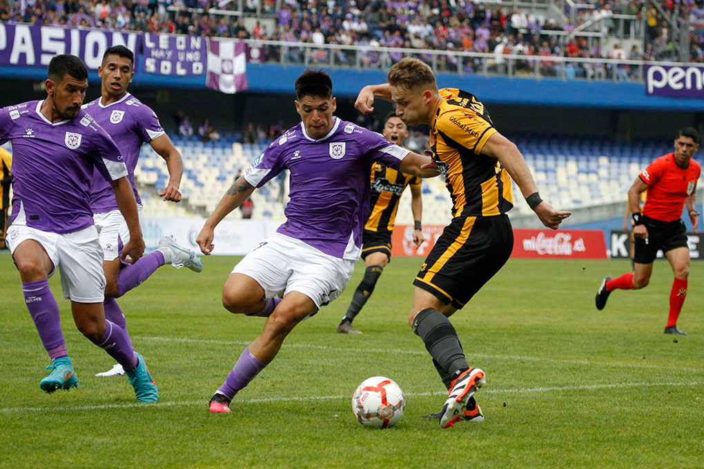 Jugadores de Fernández Vial y Deportes Concepción luchando el balón por la fecha 7 de la Segunda División Profesional del fútbol chileno.