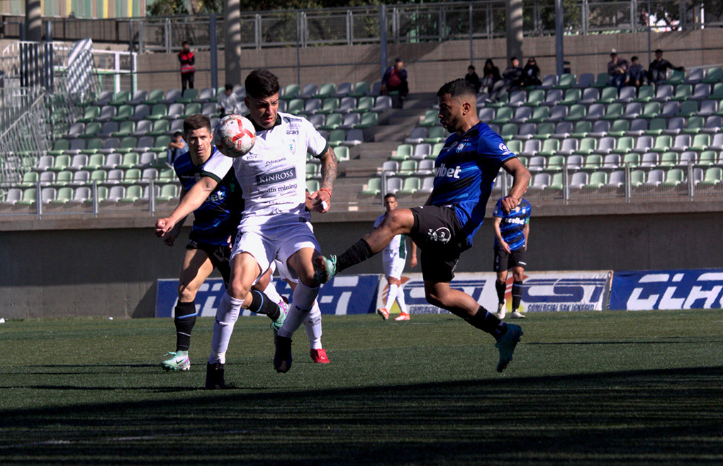 Jugadores de Deportes Copiapó y Huachipato disputando el balón.