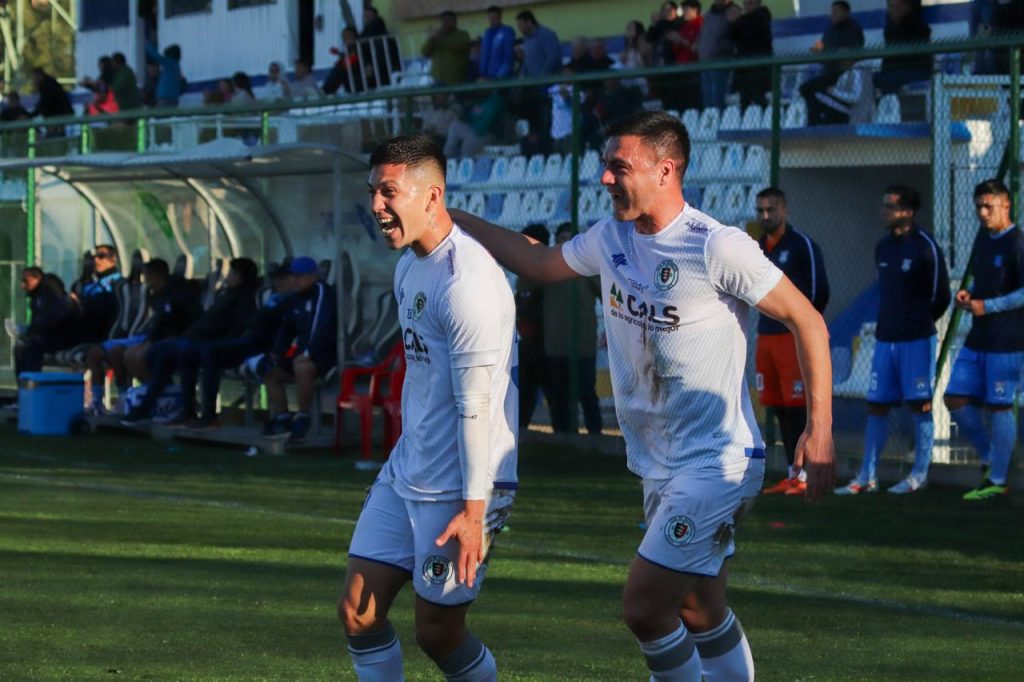 Diego González celebrando el gol para Deportes Santa Cruz.