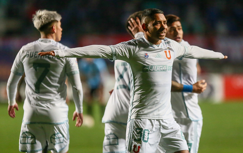 Cristian Palacios celebrando un gol para Universidad de Chile.