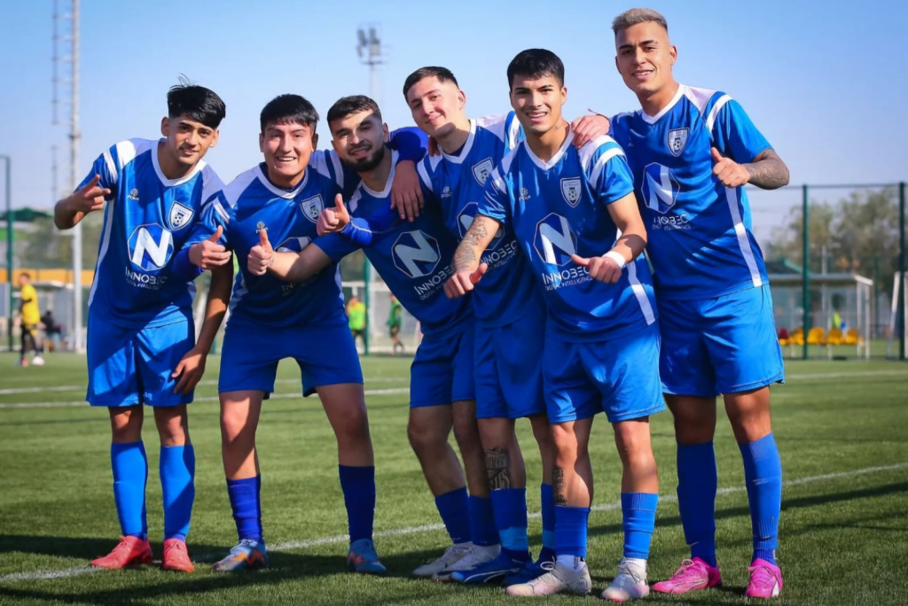 Jugadores de La Granja celebrando el triunfo ante Ferroviarios. (Foto: @astrosportchile/Instagram).