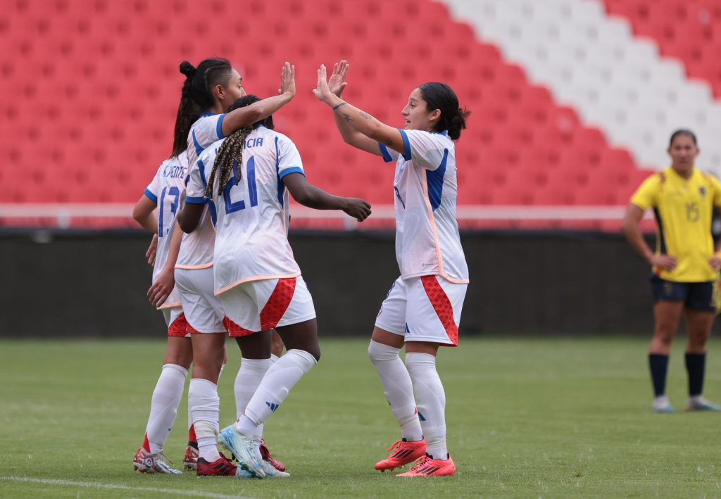 Fernanda Araya celebrando uno de sus dos goles para La Roja Femenina.