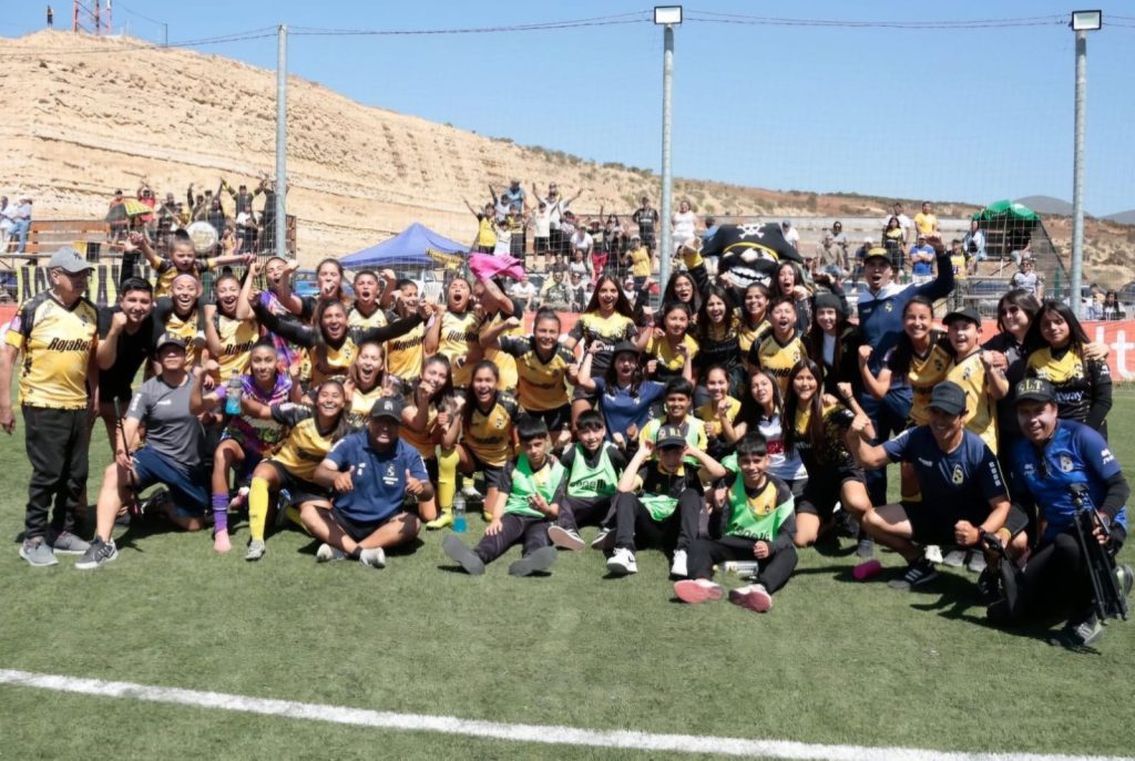 Plantel de Coquimbo Unido, tras clasificarse a semifinales del Campeonato Femenino. (Foto: @coquimbounidofutfem/Instagram).