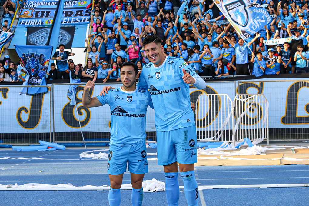 Steffan Pino y Edson Puch celebrando la clasificación de Deportes Iquique al Chile 3 de Copa Libertadores 2025.