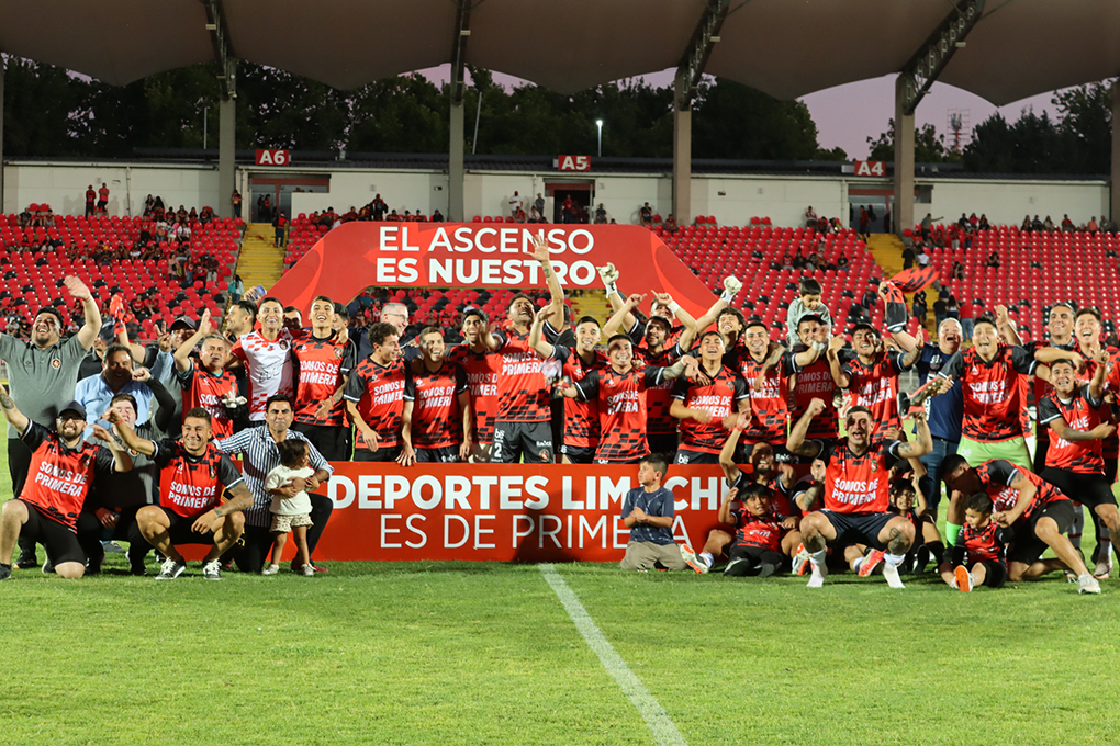 Jugadores de Deportes Limache celebrando.