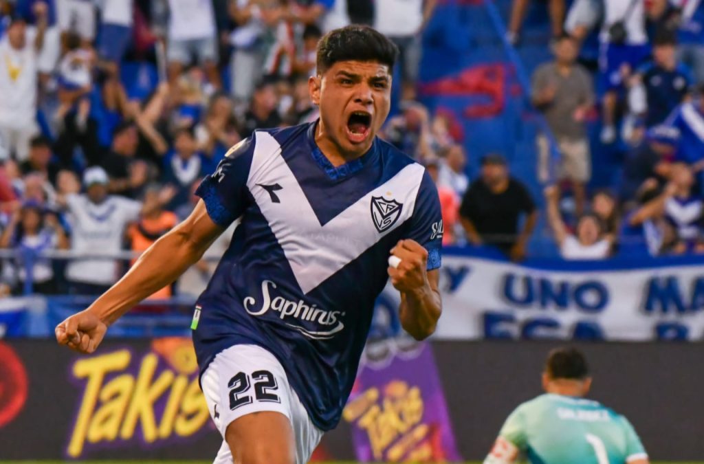 Claudio Aquino celebrando el primer gol de Vélez Sarsfield. (Foto: @ligaAFA/Twitter).