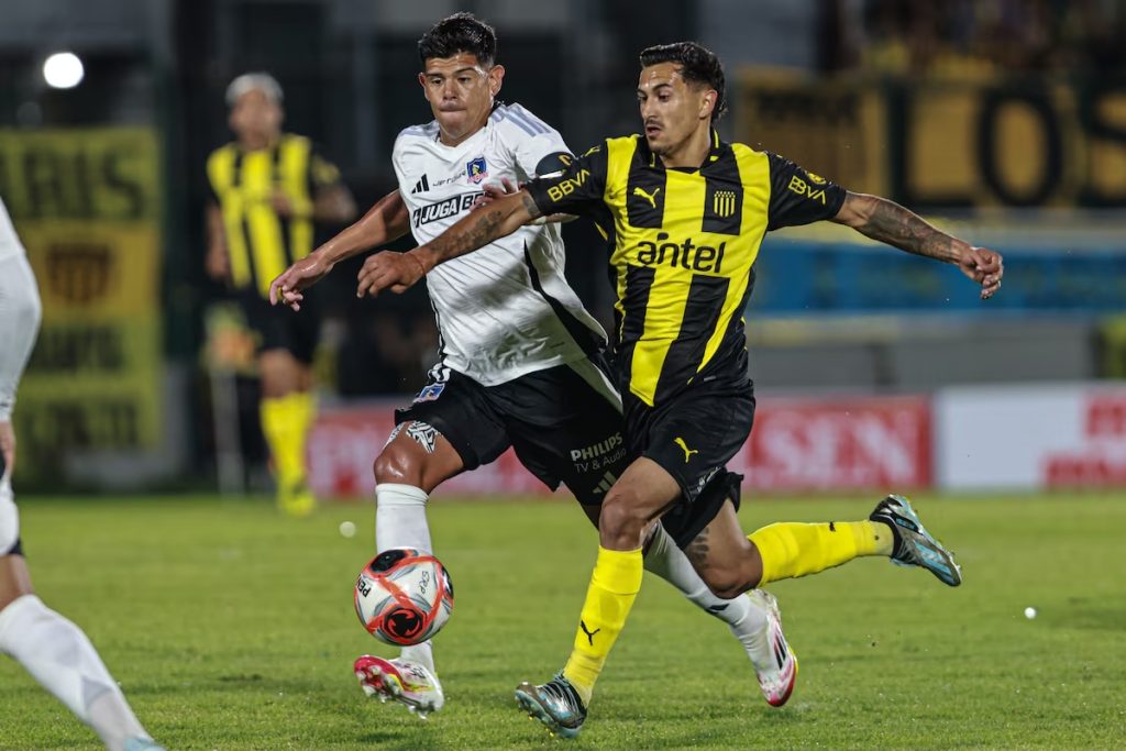 Colo Colo y Peñarol yendo a disputar el balón.