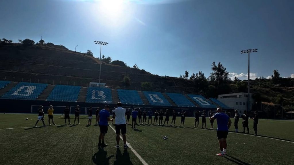 Jugadores del Atlético Oriente de Lo Barnechea entrenando.