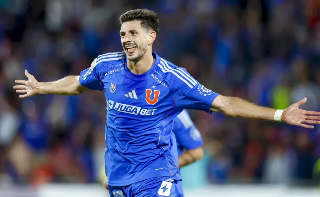 Lucas di Yorio celebrando con la camiseta de los azules.