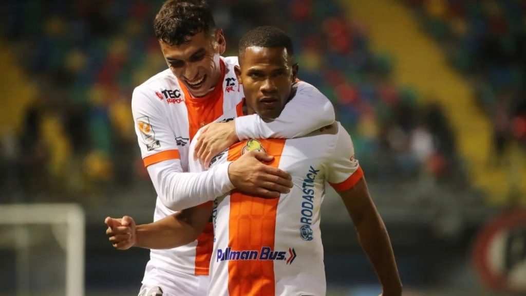 César Munder celebrando el gol de la victoria de Cobresal ante Unión Española.