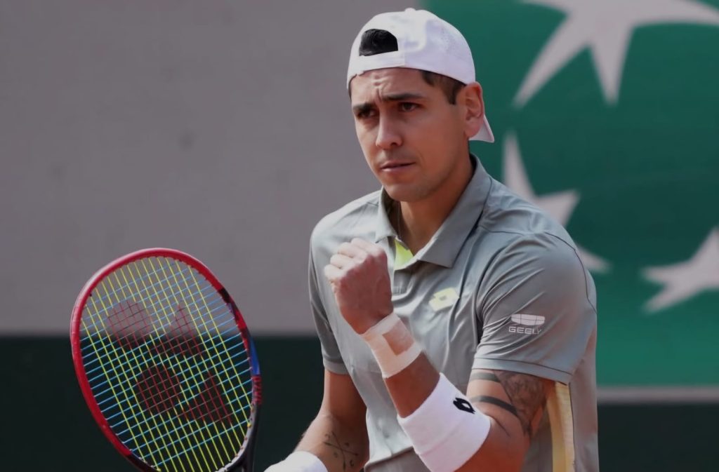 Alejandro Tabilo festejando un punto en su duelo por primera ronda. (Foto: @ATPTour_ES/Twitter o X).