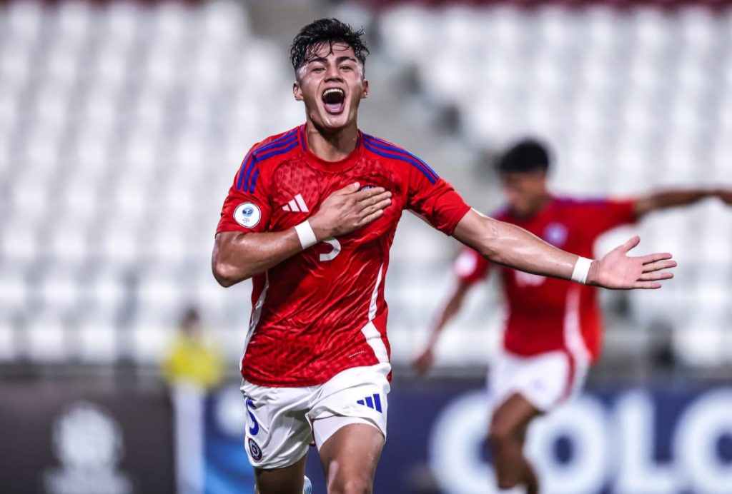 La celebración de Alonso Olguín, tras anotar anotar el gol de la clasificación a la Copa Mundial Sub-17. (Foto: @laroja/Instagram).