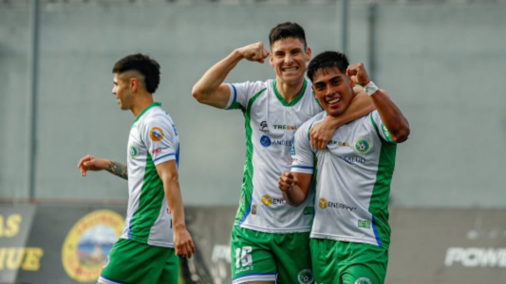 Triunfo de Deportes Puerto Montt en la Segunda División contra Santiago City por la décima fecha. (Foto: @dpmchile/Instagram).