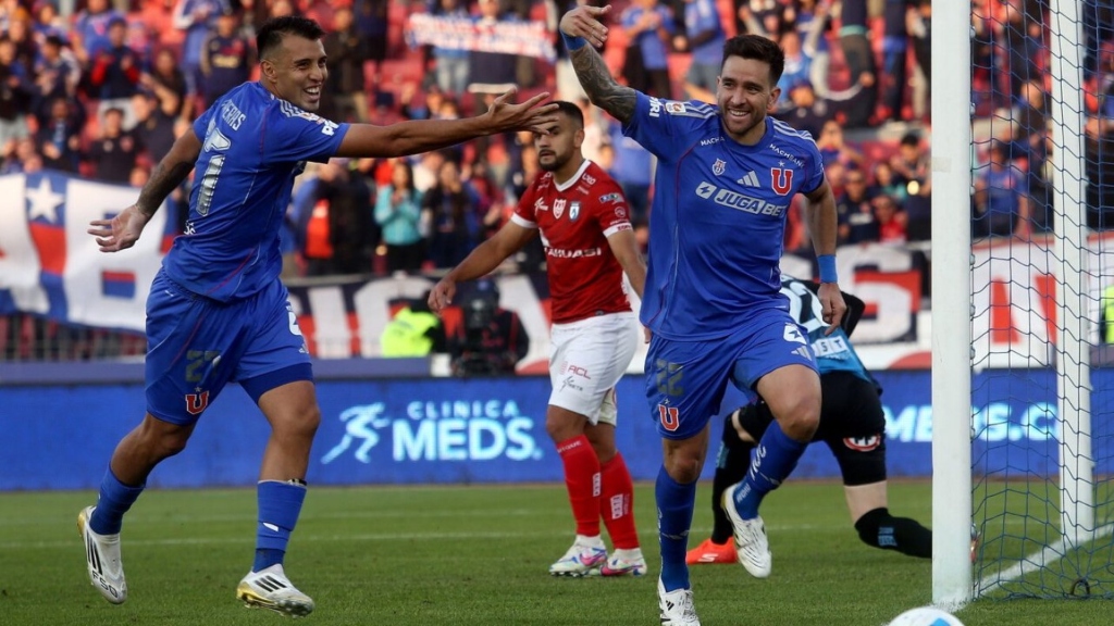 Mathías Zaldivia celebrando el 3-1 de la Universidad de Chile ante Deportes Iquique.