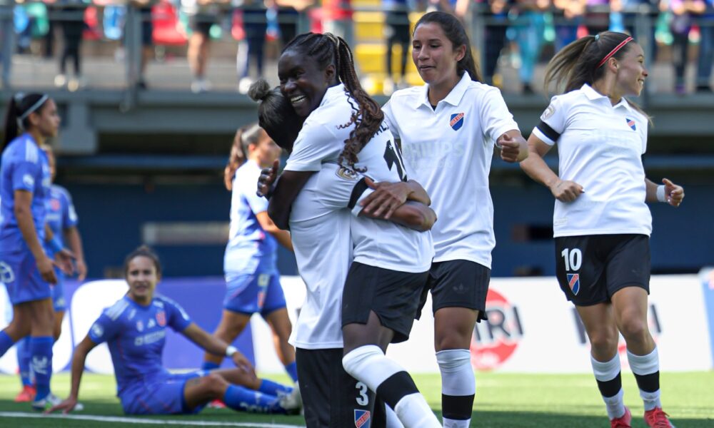 En la primera rueda, Colo-Colo goleó 4-0 en el Superclásico en condición de visita. (Foto: @colocolofemenino/Instagram).